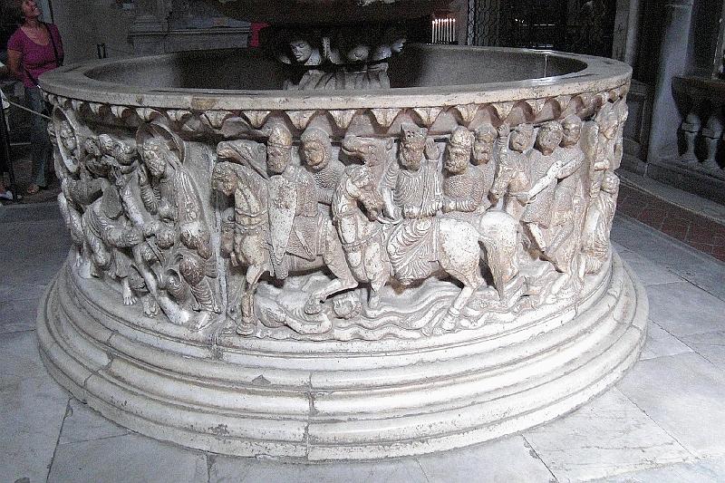 08 Lucca - s. Frediano, il battistero.JPG